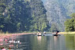 Hoa súng uốn lượn hai bên bờ sông Ngô Đồng tại Khu du lịch Tam Cốc tỉnh Ninh Bình khiến du khách rất thích thú. (Ảnh: Thùy Dung/TTXVN)