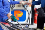 Mua bán xăng, dầu tại điểm kinh doanh xăng dầu Petrolimex. (Ảnh: Trần Việt/TTXVN)