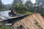 Toàn bộ tuyến đèo Mimosa bị tê liệt sau vụ sụt lún. (Ảnh: Chu Quốc Hùng/TTXVN)