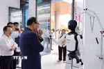 Các khu trưng bày về AI tại CAEXPO năm 2026 luôn thu hút sự quan tâm của doanh nghiệp cũng như người dân Trung Quốc và ASEAN. (Ảnh: Công Tuyên/TTXVN)