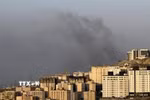 Khói bốc lên sau cuộc không kích do Mỹ-Israel tiến hành nhằm vào thủ đô Tehran, Iran ngày 5/4/2026. (Ảnh: Kyodo/TTXVN phát)