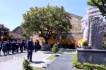 Thủ tướng Donald Tusk thăm tượng đài kiến trúc sư người Ba Lan Kazimierz Kwiatkowski ở phố cổ Hội An. (Ảnh: Trần Lê Lâm/TTXVN)