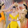 Emoura Phạm nhận vương miện từ Miss Grand International 2025 - Emma Tiglao và Hoa hậu Yến Nhi. (Ảnh: BTC)