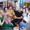 Hoa hậu Ý Nhi xúc động ngày trở lại thăm mái ấm của các bệnh nhân ung thư. (Ảnh: CTV/Vietnam+)