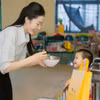 Kiều Duy thăm các em nhỏ Trung tâm công tác xã hội Cần Thơ. (Ảnh: CTV/Vietnam+)