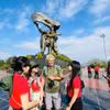 Du khách tham quan tại Tượng đài chiến thắng Điện Biên Phủ. Tượng đài này bằng đồng, được xây dựng trong dịp kỷ niệm 50 năm Chiến thắng Điện Biên Phủ. (Ảnh: Hoàng Tuyết/TTXVN)