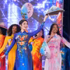 Các thí sinh quốc tế trình diễn áo dài truyền thống Việt Nam trên sân khấu khai mạc Miss World lần thứ 73. (Ảnh: CTV/Vietnam+)