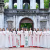 Thạc sĩ, doanh nhân Đàm Hương Thủy – nhà sáng lập cuộc thi (giữa) cùng các thí sinh sau khi vào dâng hương tại Văn Miếu - Quốc Tử Giám. (Ảnh: BTC)