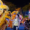 Các em nhỏ thích thú đón Tết Trung Thu 2023. (Ảnh: Khánh Hòa/TTXVN)