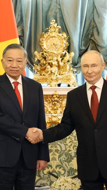 Tổng Bí thư, Chủ tịch nước Tô Lâm và Tổng thống Nga Vladimir Putin chụp ảnh chung trước hội đàm. (Ảnh: Thống Nhất/TTXVN)