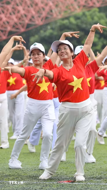 2.000 người cao tuổi Hà Nội đồng diễn lập kỷ lục Việt Nam