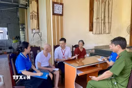 Hỗ trợ người dân trên địa bàn tỉnh Thanh Hóa hoàn thiện thủ tục. (Ảnh TTXVN phát)