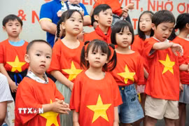 Con em kiều bào háo hức tham dự chương trình. (Ảnh: Xuân Giao/TTXVN)
