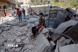 Cảnh đổ nát sau cuộc không kích của Israel tại Al-Zawaida, Dải Gaza. (Ảnh: THX/TTXVN)