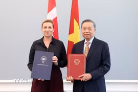 Tổng Bí thư, Chủ tịch nước Tô Lâm và Thủ tướng Đan Mạch Mette Frederiksen trao Tuyên bố chung về việc thiết lập quan hệ Đối tác chiến lược toàn diện Việt Nam-Đan Mạch. (Ảnh: Thống Nhất/TTXVN)