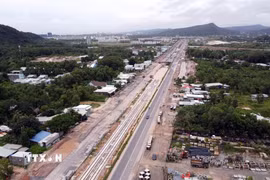 Dự án tuyến tàu điện đô thị (LRT) dài 17,59km là mạch nối từ sân bay Phú Quốc về trung tâm hội nghị APEC ở Nam đảo. (Ảnh: Huy Hùng/TTXVN)