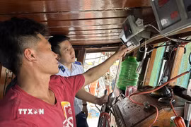 Kiểm tra thiết bị giám sát hành trình trên tàu cá. (Ảnh: TTXVN phát)