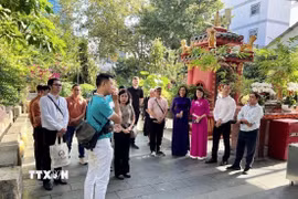 Hướng dẫn viên giới thiệu khách tham quan tại Thành phố Hồ Chí Minh. (Ảnh: Mỹ Phương/TTXVN)
