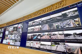 Hệ thống màn hình tại Trung tâm điều khiển giao thông Hà Nội giúp lực lượng Cảnh sát Giao thông theo dõi đồng thời tình hình giao thông trên nhiều tuyến đường, nút giao trọng điểm của Thủ đô. (Ảnh: Trung Nguyên/TTXVN)