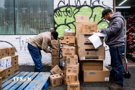 Công nhân bốc dỡ hàng hóa tại một cửa hàng ở New York, Mỹ. (Ảnh: THX/TTXVN phát)