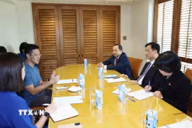 Trưởng Ban Tổ chức Trung ương Nguyễn Duy Ngọc làm việc với ông Lý Hồng Nghị, Giám đốc điều hành bộ phận Open Government Products thuộc Cơ quan Công nghệ Chính phủ Singapore (GovTech). (Ảnh: Phương Hoa/TTXVN)