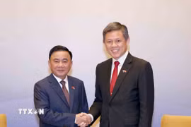 Phó Tổng Thư ký Đảng Hành động Nhân dân Singapore, Bộ trưởng Bộ Quốc phòng kiêm Bộ trưởng Điều phối dịch vụ công Chan Chun Sing đón Ủy viên Bộ Chính trị, Thường trực Ban Bí thư Trần Cẩm Tú. (Ảnh: Phương Hoa/TTXVN)
