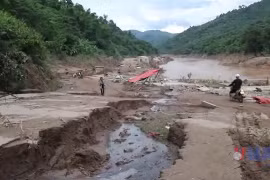 Quốc lộ 16 sạt lở núi, lũ cuốn trôi gây hư hỏng nghiêm trọng