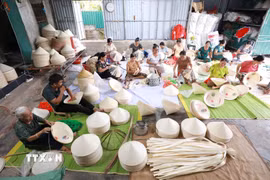 Nghề nón lá Xuân Lộc đã có lịch sử lâu đời. (Ảnh: Lê Đông/TTXVN)