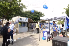 Một điểm bỏ phiếu ở Tel Aviv ngày 27/10. (Ảnh: Thanh Bình/TTXVN)