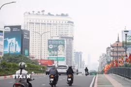 Tòa nhà Bitexco phía trung tâm Thành phố Hồ Chí Minh bị che mờ do bụi mịn nhìn từ cầu Công Lý. (Ảnh: Hồng Đạt/TTXVN)