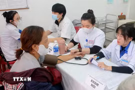 Khám, phát thuốc miễn phí cho người dân tại Huế. (Ảnh: Văn Dũng/TTXVN)