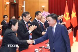 Thường trực Ban Bí thư Trần Cẩm Tú với thành viên Đoàn cán bộ cấp cao Đảng Nhân dân Cách mạng Lào. (Ảnh: Phương Hoa/TTXVN)