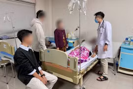 Bác sỹ thăm khám cho bệnh nhân bị ngộ độc thực phẩm do ăn bánh mỳ vào ngày 12/12/2025. (Ảnh: Công an cung cấp)