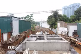 Hạng mục thi công chống ngập đoạn trên đường An Dương Vương (phường Phú Thượng) cơ bản hoàn thành. (Ảnh: Nguyễn Thắng/TTXVN)