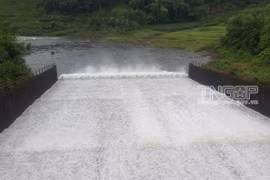 Công ty TNHH Một thành viên Khai thác thủy lợi Thái Nguyên vận hành xả nước qua tràn hồ Núi Cốc. (Nguồn: Cổng thông tin điện tử UBND tỉnh Thái Nguyên)