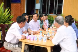 Chủ tịch Ủy ban Nhân dân xã Thuận Lợi Nguyễn Đức Thành (giữa) lắng nghe ý kiến, tâm tư, nguyện vọng của người dân tại chương trình “Càphê sáng với nhân dân.” (Ảnh: Đậu Tất Thành/TTXVN)