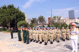 Cán bộ, chiến sỹ Bệnh viện Dã chiến cấp 2 số 7 hoàn thành nhiệm vụ gìn giữ hòa bình Liên hợp quốc tại Nam Sudan báo công dâng Bác tại Bảo tàng Hồ Chí Minh - Chi nhánh Thành phố Hồ Chí Minh (Bến Nhà Rồng). (Ảnh: Xuân Khu/TTXVN)