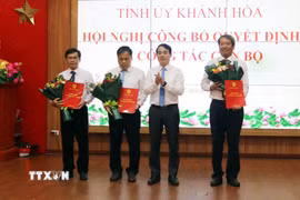 Ông Nghiêm Xuân Thành, Bí thư Tỉnh ủy Khánh Hòa, trao quyết định bổ nhiệm nhân sự thuộc Ban Thường vụ Tỉnh ủy quản lý. (Ảnh: Công Thử/TTXVN)
