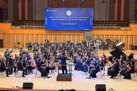 Tiết mục Tổ khúc balette “Hồng Hoang” do Phó Giáo sư-Tiến sỹ-Nhạc sỹ Đỗ Hồng Quân chỉ huy dàn nhạc. (Ảnh: Ngọc Bích/TTXVN)