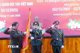 Thượng Tướng Vongsone Inpanphim, Thứ trưởng Bộ Quốc phòng, Chủ nhiệm Tổng cục Chính trị Quân đội nhân dân Lào, trao Huân chương Hữu nghị của Nhà nước Lào cho Bệnh viện Trung ương Quân đội 108 Việt Nam. (Ảnh: Xuân Tú/TTXVN)