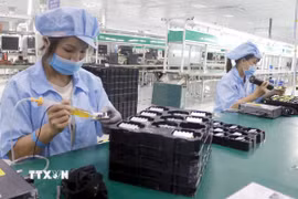 Một dây chuyền sản xuất linh kiện điện tử. (Ảnh: Đồng Thúy/TTXVN)