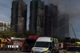 Hiện trường vụ cháy quần thể chung cư ở quận Tai Po, Hong Kong (Trung Quốc) (Ảnh: Mạc Luyện//TTXVN)