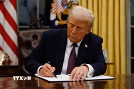 Tổng thống Mỹ Donald Trump ký sắc lệnh tại Nhà Trắng. (Ảnh: Getty Images/TTXVN)
