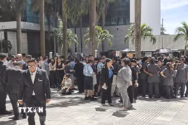 Người dân sơ tán khỏi các toà nhà cao tầng ở thủ đô Panama City, Panama sau động đất. (Ảnh: THX/TTXVN phát)