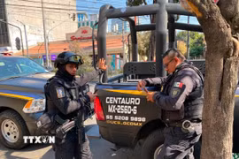 Lực lượng cảnh sát Mexico tăng cường hiện diện trên đường phố nhằm ngăn chặn hoạt động của các băng nhóm tội phạm. (Ảnh: Phương Lan/TTXVN)