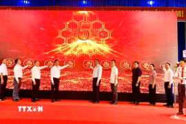 Lãnh đạo tỉnh, xã và thôn thực hiện nghi thức ra mắt mô hình “Thôn số” tại thôn 4, xã Bát Xát, tỉnh Lào Cai. (Ảnh: TTXVN phát)