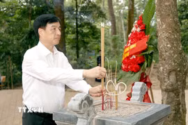 Trưởng Ban Tổ chức Trung ương Nguyễn Duy Ngọc dâng hương tại lán Nà Nưa (Tuyên Quang). (Ảnh: Hoàng Hải/TTXVN)
