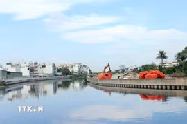 Dự án cải tạo kênh Tham Lương-Bến Cát-rạch Nước Lên đang được Thành phố Hồ Chí Minh triển khai nhằm chỉnh trang đô thị. (Ảnh: Tiến Lực/TTXVN)