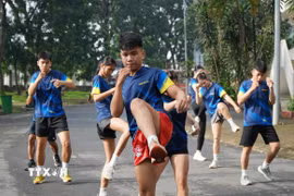 Vận động viên Hoàng Trung Nguyên luyện tập để khắc phục điểm yếu đòn gối. (Ảnh: Lê Xuân/TTXVN)