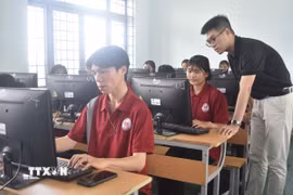 Học viên Trung tâm Giáo dục nghề nghiệp-Giáo dục thường xuyên huyện Krông Pắk. (Ảnh: Nguyên Dung/TTXVN)